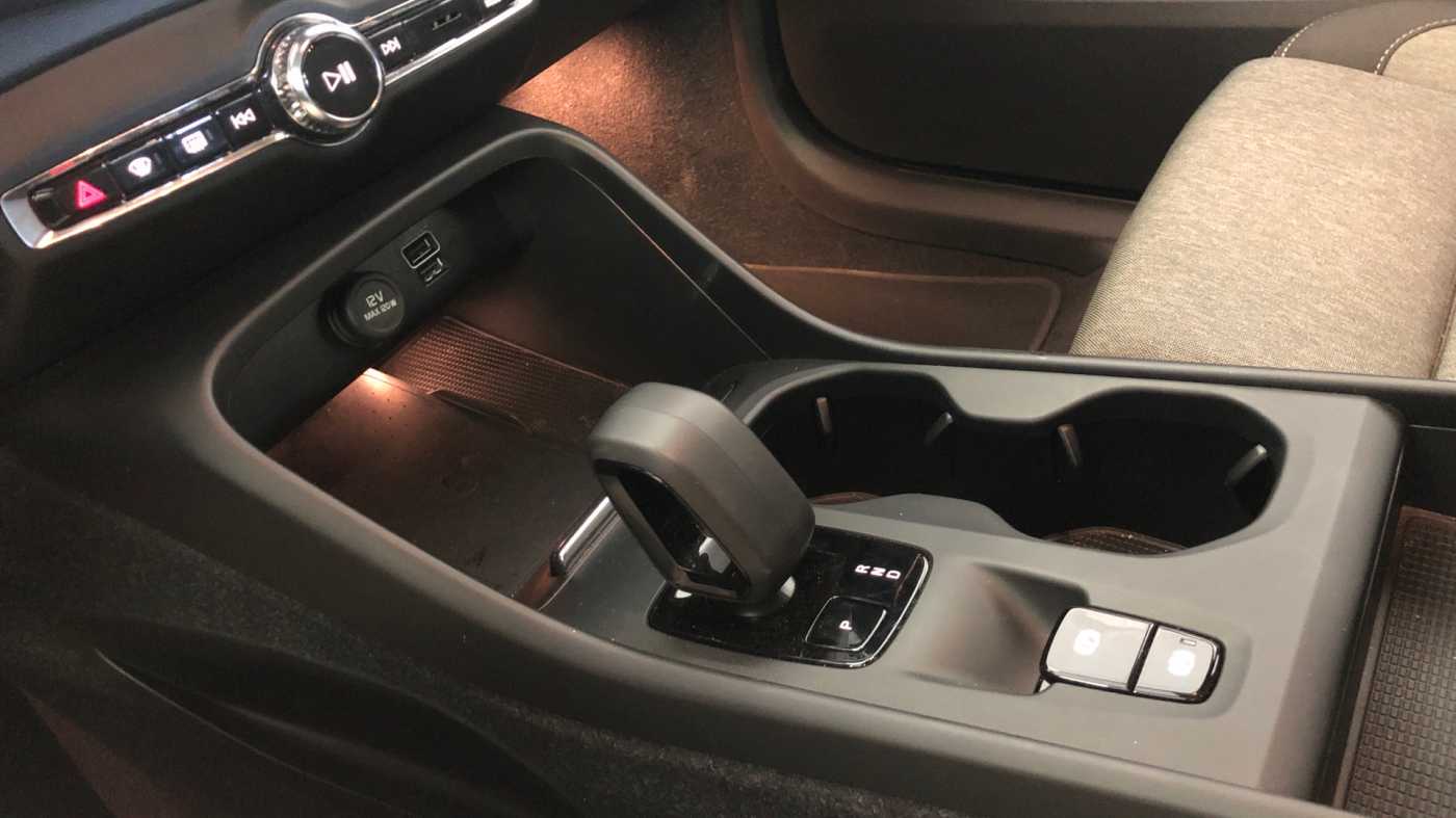 Volvo  XC40 Recharge Core, T4 plug-in hybrid, Eléctrico/Gasolina, Bright